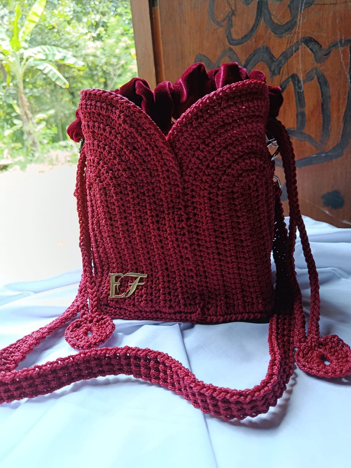 Elan Aura crochet handbag album cover.