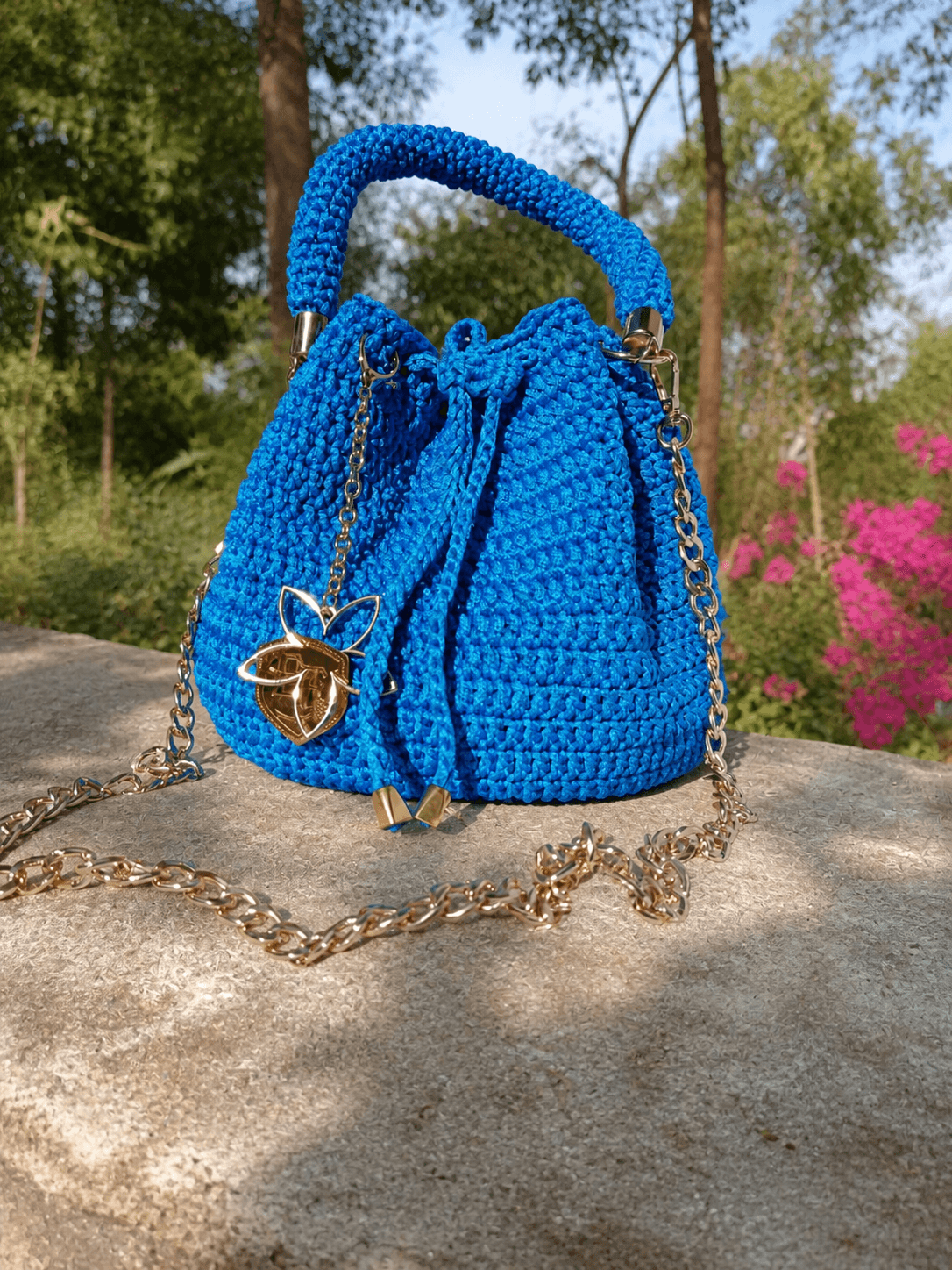 Élan Bloom handcrafted royal blue crochet bucket bag.